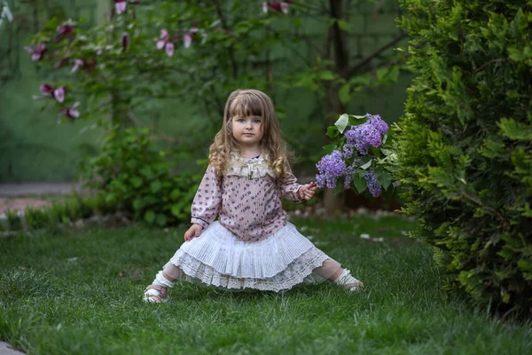 野生の花の花束を持つ少女 花を持つ少女 庭の少女の肖像画 — ストック写真