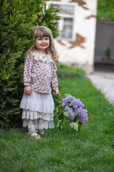 Dziewczynka Bukietem Dzikich Kwiatów Dziewczyna Kwiatami Portret Dziewczyny Ogrodzie — Zdjęcie stockowe