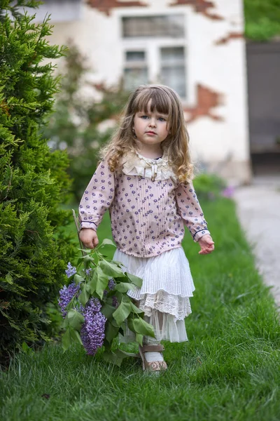 Kleines Mädchen Mit Einem Strauß Wilder Blumen Mädchen Mit Blumen — Stockfoto