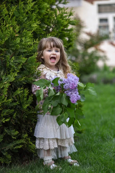 Niña Con Ramo Flores Silvestres Chica Con Flores Retrato Una — Foto de Stock