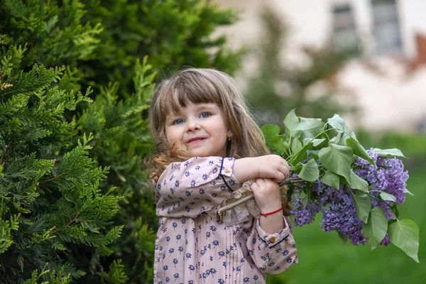 Kleines Mädchen Mit Einem Strauß Wilder Blumen Mädchen Mit Blumen — Stockfoto