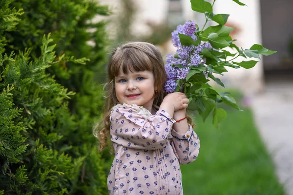 Liten Flicka Med Bukett Vilda Blommor Flicka Med Blommor Porträtt — Stockfoto