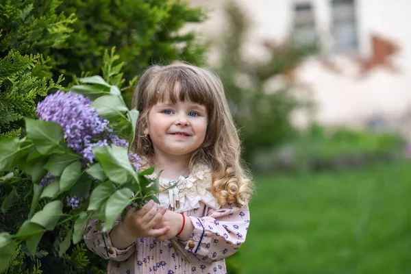 Kleines Mädchen Mit Einem Strauß Wilder Blumen Mädchen Mit Blumen — Stockfoto