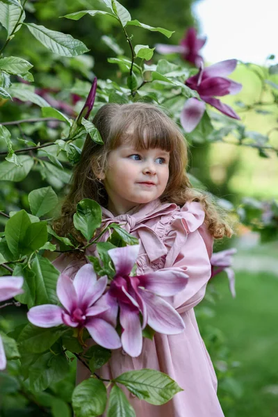 庭の女の子だ 少女の肖像画 — ストック写真