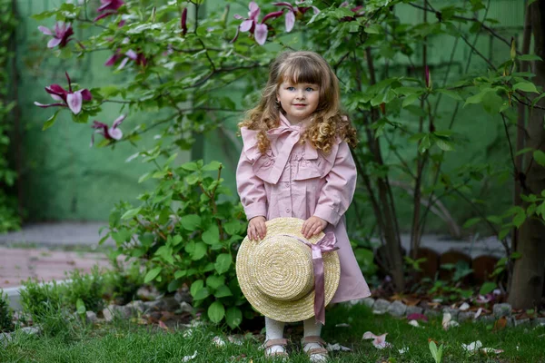 Klein Meisje Draagt Retro Jurk Buurt Bloeiende Magnolia Boom — Stockfoto