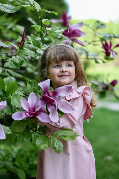 Uma Menina Jardim Retrato Uma Menina — Fotografia de Stock