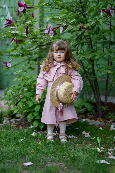 Kleines Mädchen Retro Kleid Der Nähe Eines Blühenden Magnolienbaums — Stockfoto
