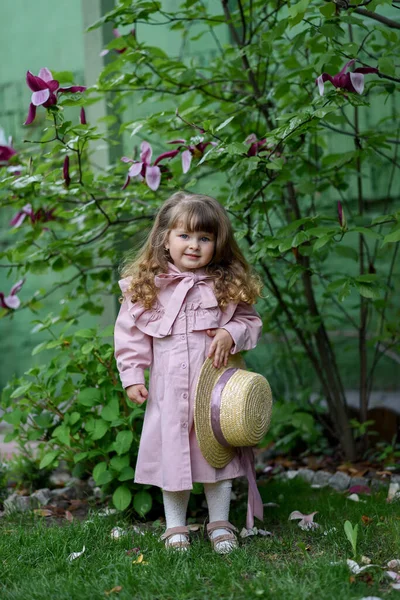 Petite Fille Portant Une Robe Rétro Près Arbre Magnolia Floraison — Photo