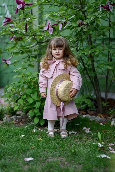 Klein Meisje Draagt Retro Jurk Buurt Bloeiende Magnolia Boom — Stockfoto