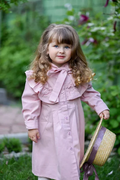 Malá Dívka Sobě Retro Šaty Letním Parku — Stock fotografie
