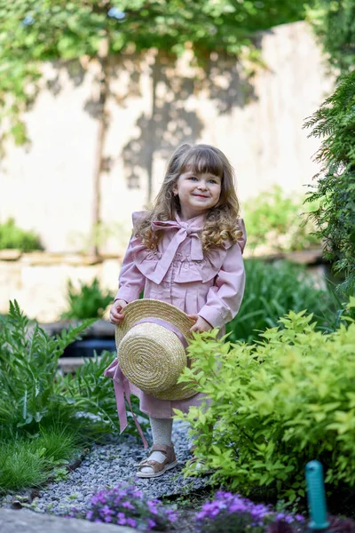 Kleines Mädchen Retro Kleid Sommerpark — Stockfoto
