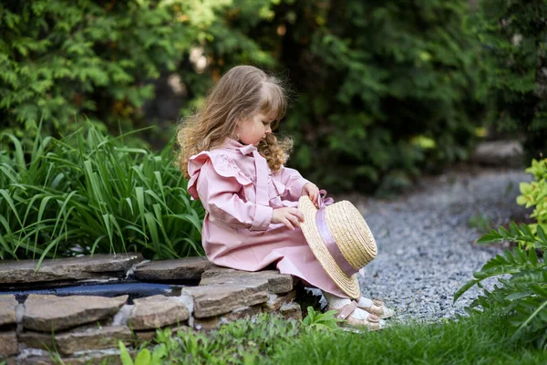 Bambina Vestita Modo Retrò Nel Parco Estivo — Foto Stock