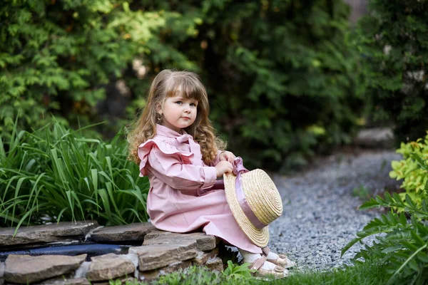 Petite Fille Portant Une Robe Rétro Dans Parc Été — Photo