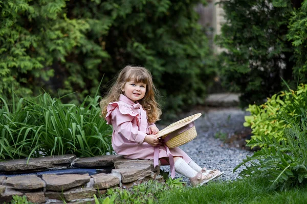 Kleines Mädchen Mit Hut Sommerpark — Stockfoto