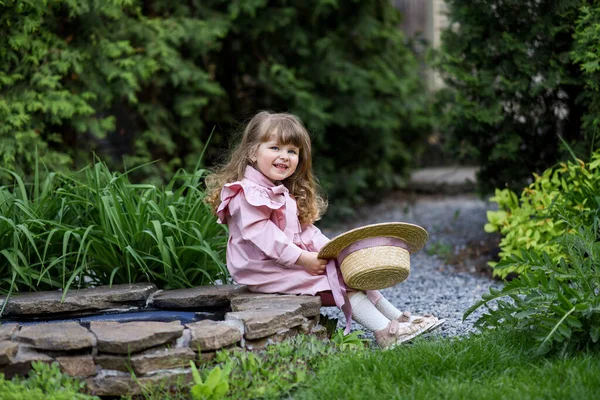 Menina Com Chapéu Parque Verão — Fotografia de Stock