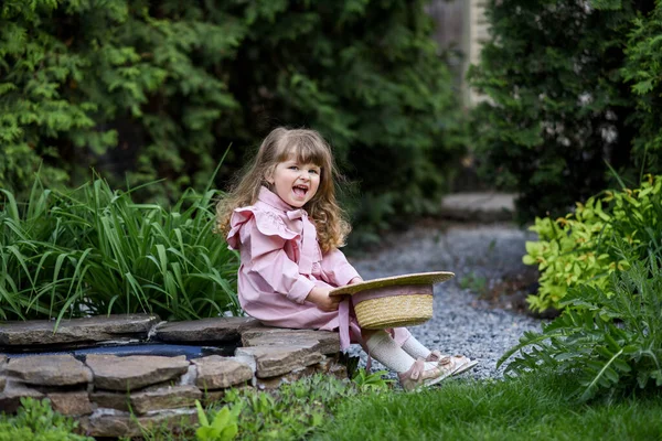 Маленька Дівчинка Капелюхом Літньому Парку — стокове фото