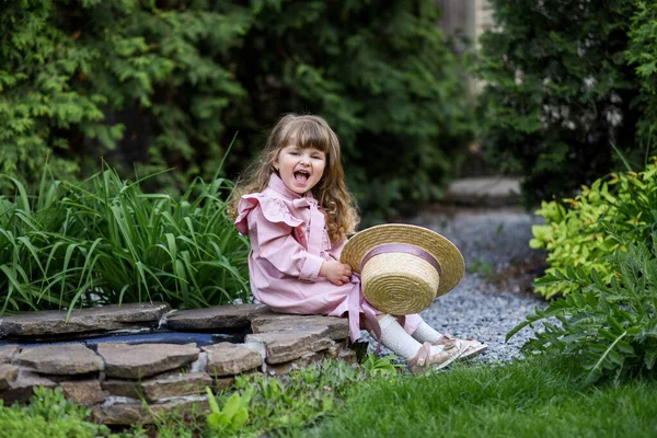 Маленька Дівчинка Капелюхом Літньому Парку — стокове фото