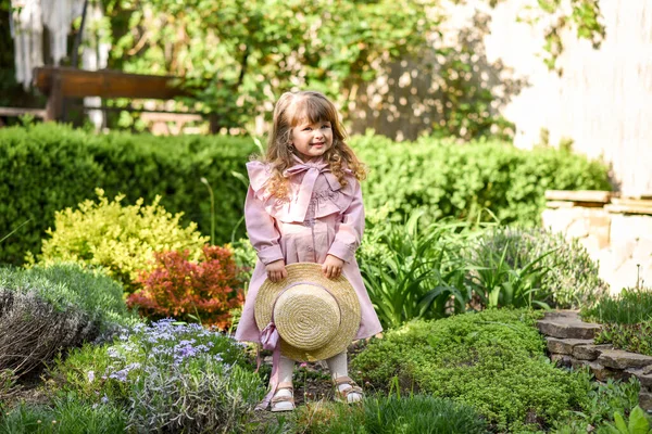 Klein Meisje Met Hoed Zomer Park — Stockfoto