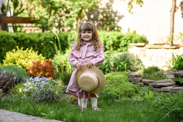 Kleines Mädchen Retro Kleid Sommerpark — Stockfoto