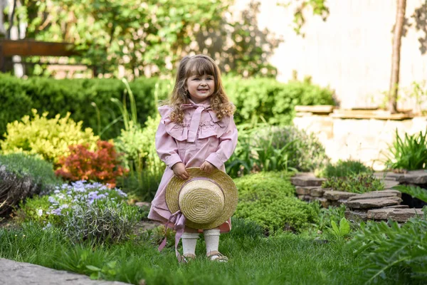 Маленька Дівчинка Ретро Сукні Літньому Парку — стокове фото