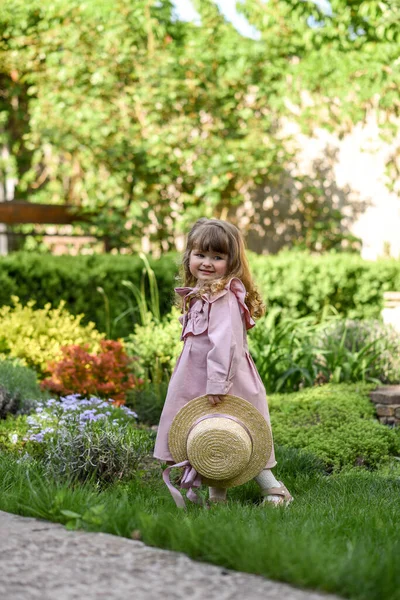 Petite Fille Portant Une Robe Rétro Dans Parc Été — Photo