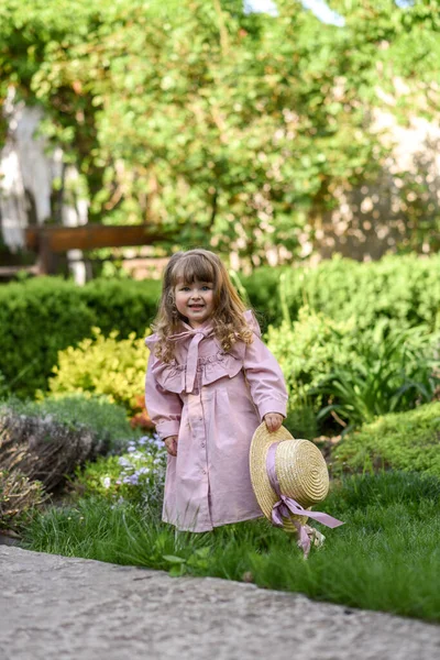 Kleines Mädchen Retro Kleid Sommerpark — Stockfoto