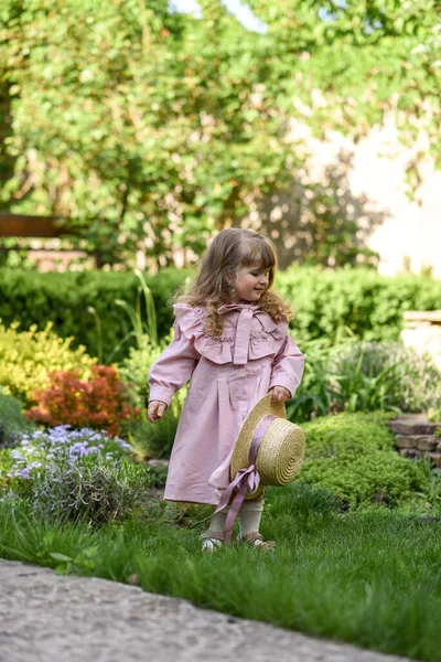 Bambina Vestita Modo Retrò Nel Parco Estivo — Foto Stock