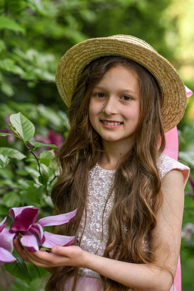 Kleines Mädchen Mit Hut Der Nähe Eines Blühenden Magnolienbaums — Stockfoto