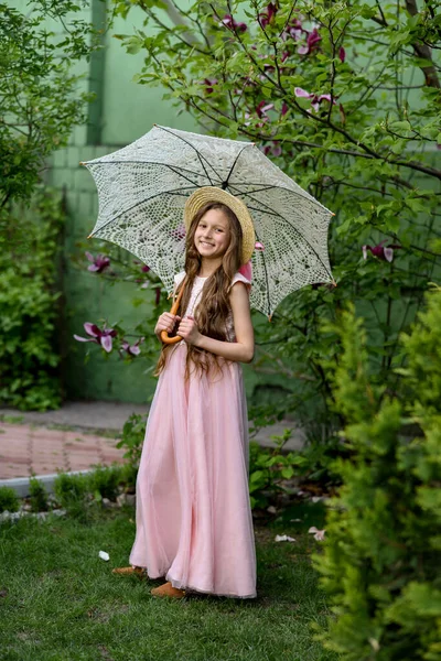 Маленька Дівчинка Капелюсі Біля Квітучого Дерева Магнолії — стокове фото