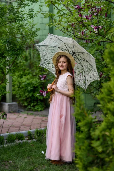 Kleines Mädchen Mit Hut Der Nähe Eines Blühenden Magnolienbaums — Stockfoto