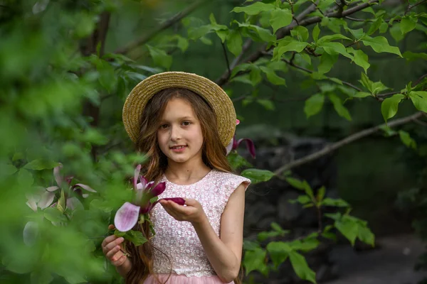 Klein Meisje Draagt Hoed Buurt Van Bloeiende Magnolia Boom — Stockfoto