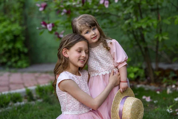 Hermanas Divirtiéndose Parque Hermanas Felices — Foto de Stock