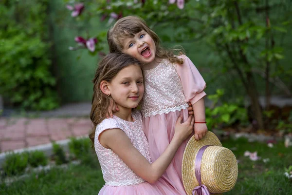 Nővérek Jól Érzik Magukat Parkban Boldog Nővérek — Stock Fotó