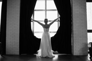 Perdeleri açan güzel gelinin arka manzarası 