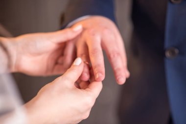 Yüzüklü bir gelin ve damadın elleri. düğün günü