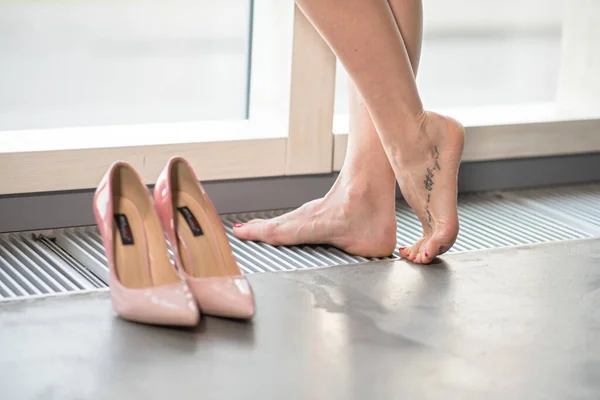 Pies Mujer Descalza Pie Cerca Sus Zapatos —  Fotos de Stock