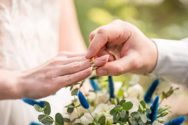 Bride Groom Holding Hands — Stock Photo, Image