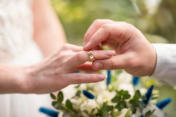 Bride Groom Holding Hands — Stock Photo, Image