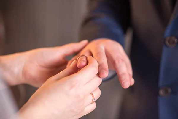 Handen Van Een Bruid Bruidegom Met Ringen Trouwdag — Stockfoto