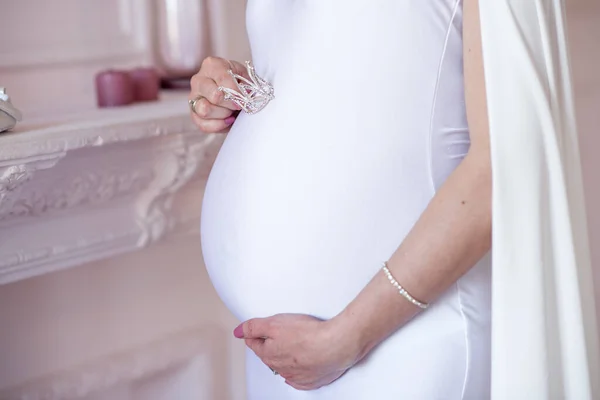 Беременная Женщина Прикасается Руками Животу — стоковое фото