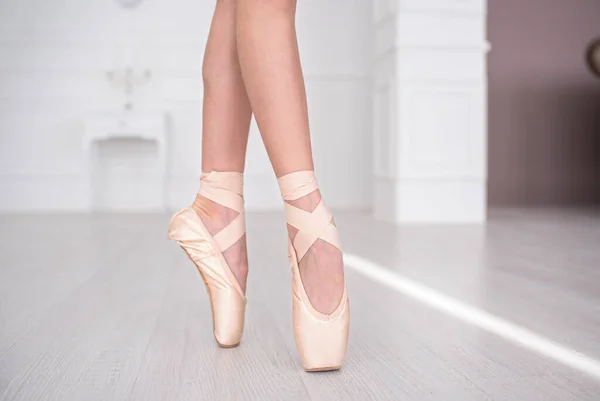 Pernas Nos Sapatos Pernas Mulher Jovem — Fotografia de Stock