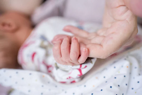 Mãe Segurando Bebê Recém Nascido — Fotografia de Stock