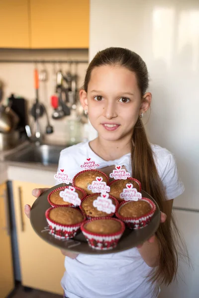 Niña Sosteniendo Bandeja Con Feliz Navidad Cupcakes Cocina — Foto de Stock