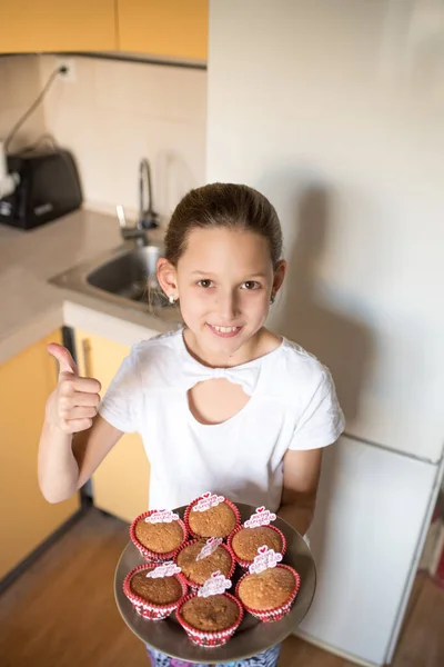 Mädchen Hält Tablett Mit Fröhlichen Weihnachtskuchen Der Küche — Stockfoto