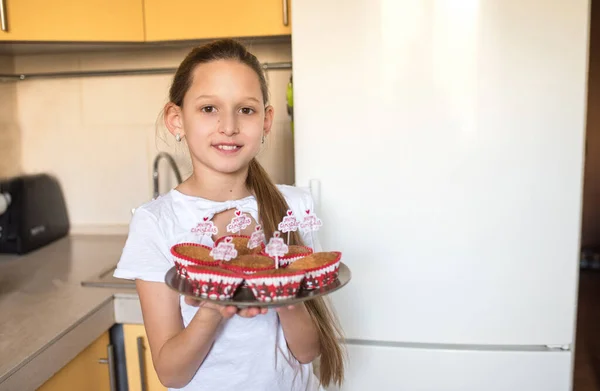 Vassoio Ragazza Con Allegri Cupcake Natale Cucina — Foto Stock