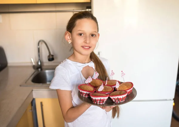 Niña Sosteniendo Bandeja Con Feliz Navidad Cupcakes Cocina —  Fotos de Stock