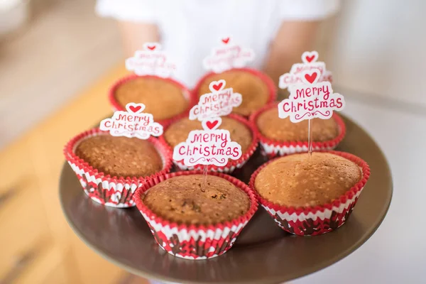 Mädchen Hält Tablett Mit Fröhlichen Weihnachtskuchen Der Küche — Stockfoto