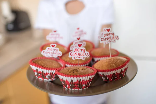 Dívka Drží Tác Veselými Vánočními Cupcakes Kuchyni — Stock fotografie
