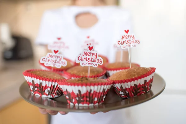 Dívka Drží Tác Veselými Vánočními Cupcakes Kuchyni — Stock fotografie