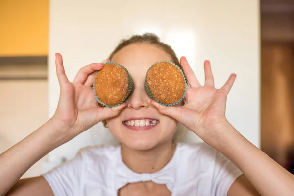 Chica Sosteniendo Cupcakes Cubriendo Los Ojos Chica Preadolescente Divertirse Cocina —  Fotos de Stock